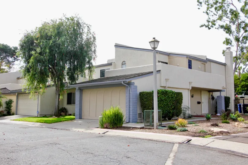 A streen light in front of a condominium with a sharp angled roof in La Jolla Shores Heights in La Jolla CA