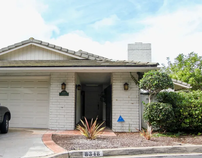 Villa is locaed in La Jolla Woods has a bush in front the door