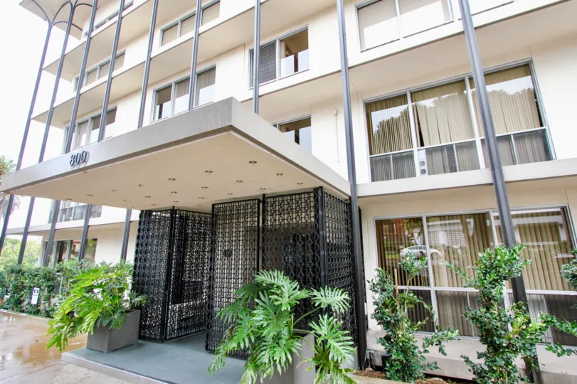 The apartment in the Park Prospect has three Floors with glass windows
