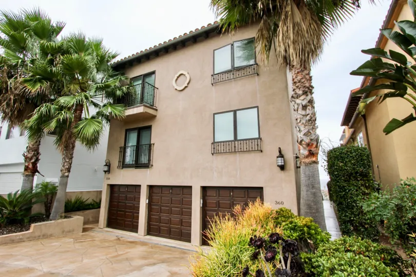 Palm trees sitting next to condos inside Prospect Seaview Villas in La Jolla CA