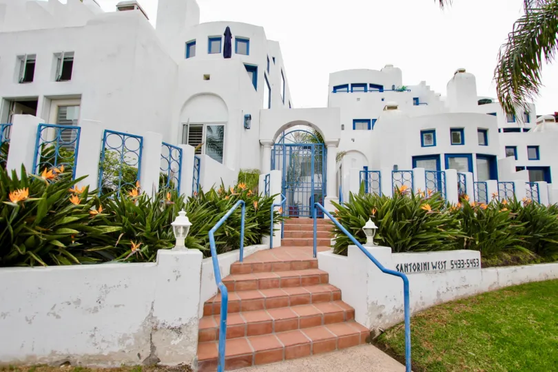 THE APARTMENT IN THE SANTORINI WEST WITH THE PLANTS, TREES, UPSTAIRS, LAWN