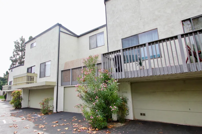 LUXURIOUS HOME THAT HAVE THREE GARAGES IN THE COMMUNITY OF WOODLAND