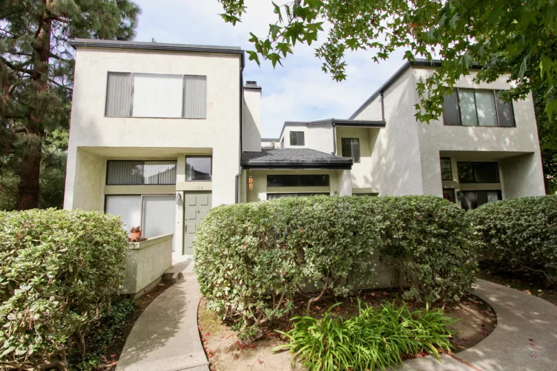 Two homes inside the Woodlands in La Jolla CA with sidealks