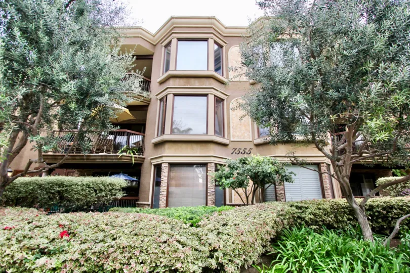 The Apartment in the Venezia marked with the number 7555 is covered with bushes and trees