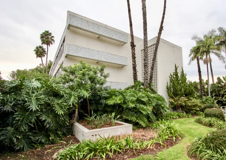 Backside of the apartment in the Villa Del Lido with pathway and trees