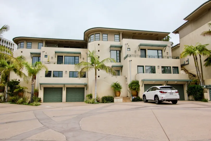 THE BUNGALOW IN THE VILLAGE POINT WITH THE SHUTTERS, BALCONI, CAR PARKING, TREES, PLANTS