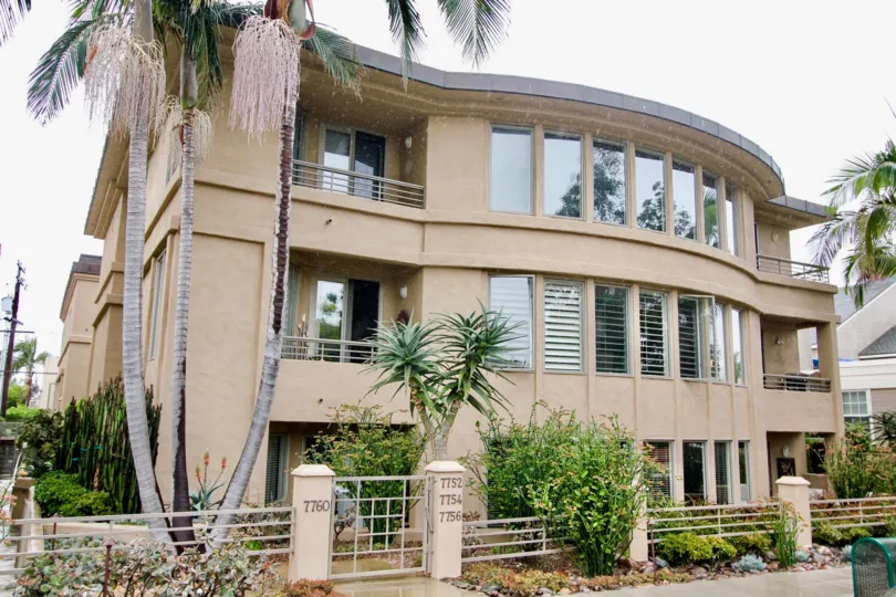 In raining, Apartment in the Village Walk has four numbers in the gate of the villa.