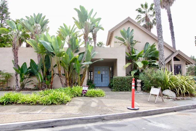 THE Woodlands South MOST FAMOUS IN LA JOLLA WITH OWN BEAUTIFUL AREA WITH TREE COMFORTABLE CLIMATE CLEAN WAY COME AND ENJOY