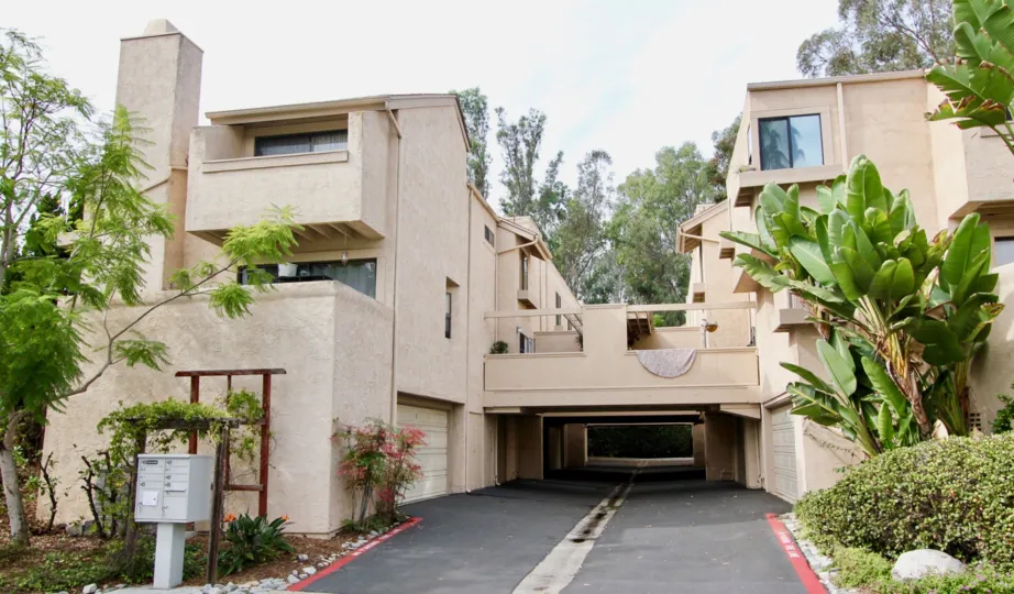 This home is situated in Woodlands south surrounded by scenic view in the city of La Jolla of California state