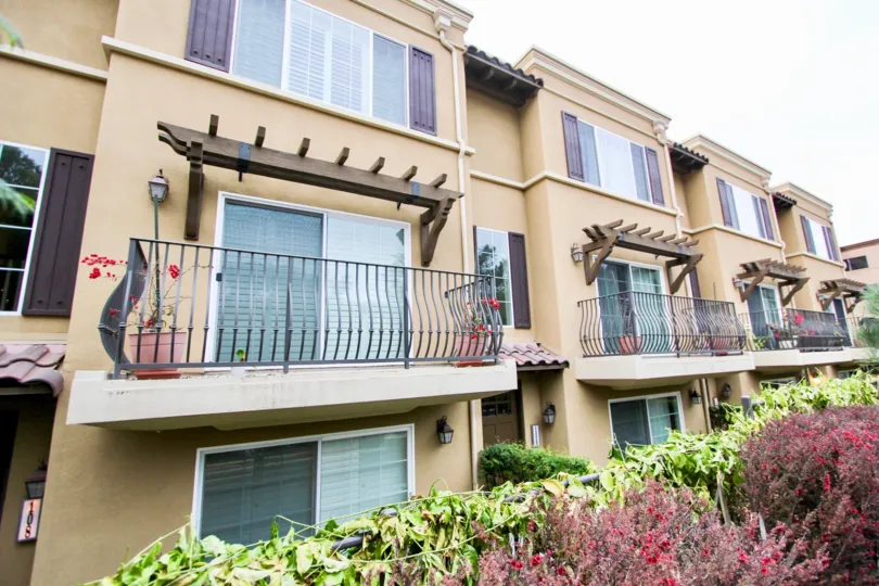 the Ziani in la jolla most attractive building nice garden comfortable climate with balcony enjoying place visit and come