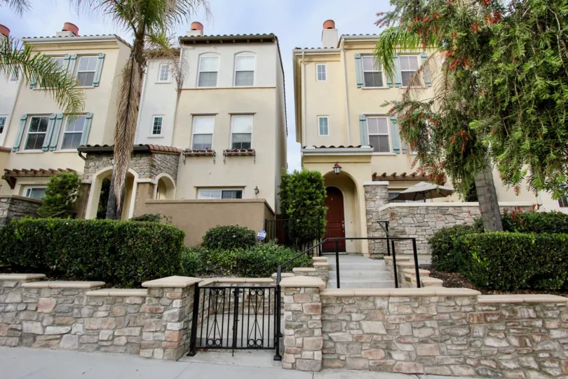 Beautiful apartment with main gate sorrounded with trees in Belvedere area of La Mesa