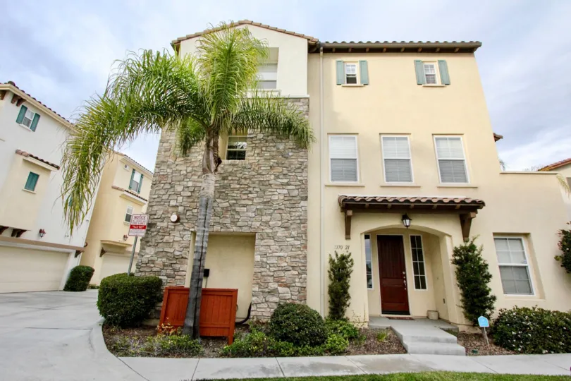 A three-storey residence with stone cladding in the Belvedere neighborhood.