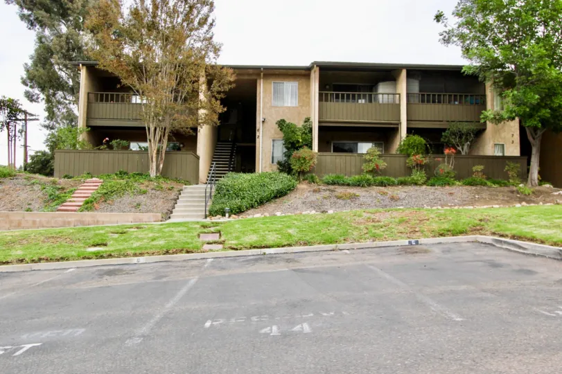 THIS IMAGE SHOWS THAT THE BUNGALOW IN THE BRIERWOOD VILLAGE WITH THE PLANTS, GRASSES, TREES