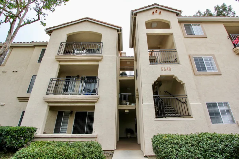 THE 5648 APARTMENT IN THE CENTRAL PARK LA MESA WITH THE UPSTAIRS, BALCONIS, PLANTS