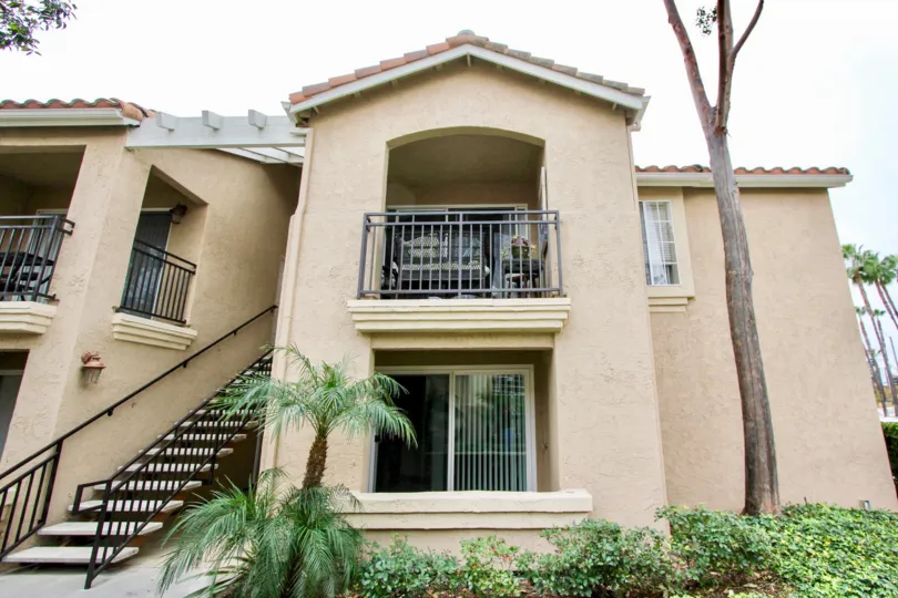 THE BUILDING IN THE CENTRAL PARK LA MESA WITH THE TREES, PLANTS, UPSTAIRS, TABLES