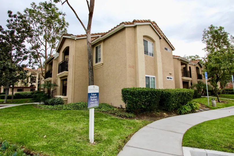 THE 5642 APARTMENT IN THE CENTRAL PARK LA MESA WITH THE GRASSLAND, TREES, BALCONI