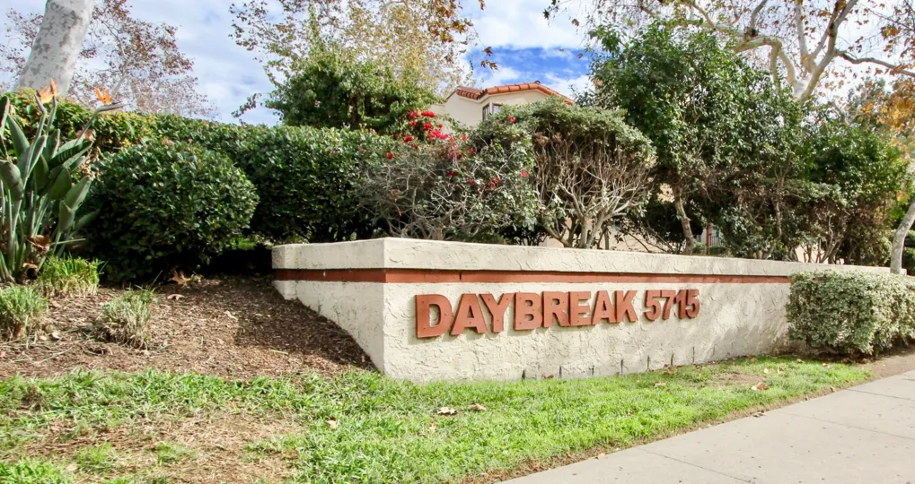 The Wall is mentioned with Daybreak 5715 and in the backside with plants and bushes