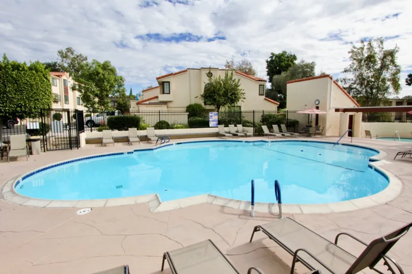 Awesome swimming pool in betwen villas surrounded with trees in Daybreak of La Mesa