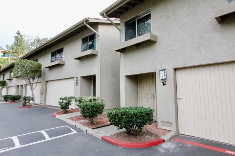 THE 42 APARTMENT IN THE LA MESA RACQUET & SWIM CLUB WITH THE PLANTS, TREES