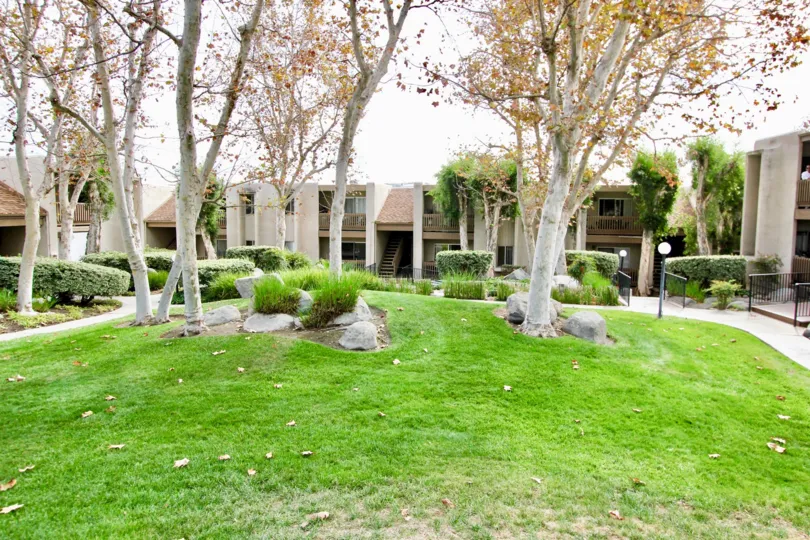 Greenish view of a lawn in front of Villas in La Mirianda of La Mesa