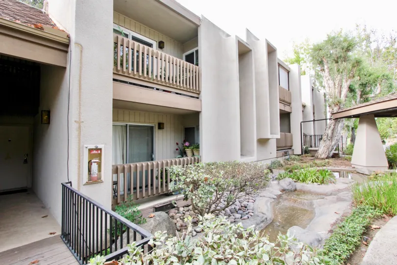 THE APARTMENT IN THE LA MIRIANDA WITH THE STONES, PLANTS, TREES