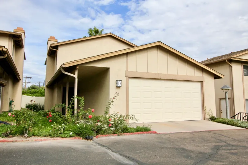 Nice Independent villas with small flower garden around in Lake Glen Park of La Mesa