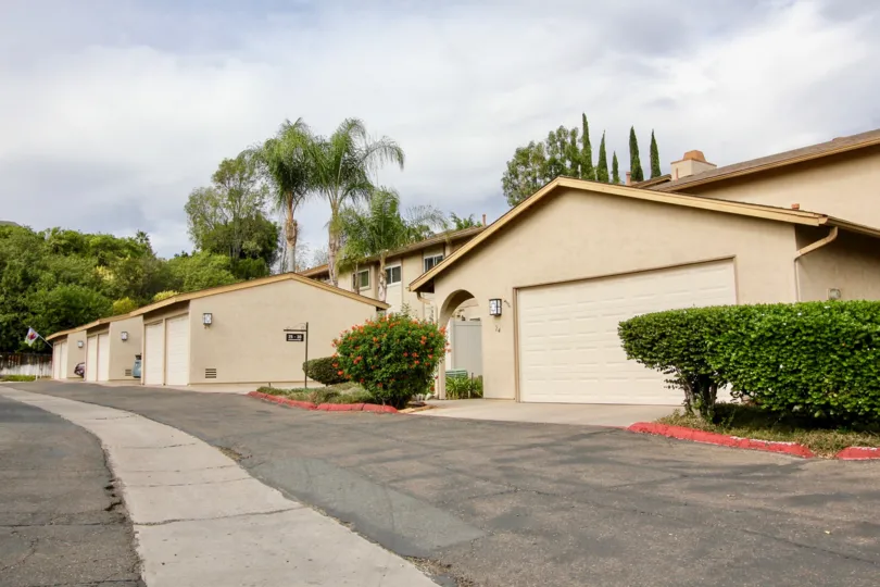 THIS IMAGE SHOWS THAT HOUSE IN THE LAKE GLEN PARK WITH THE FLOWER PLANT, THAR ROAD