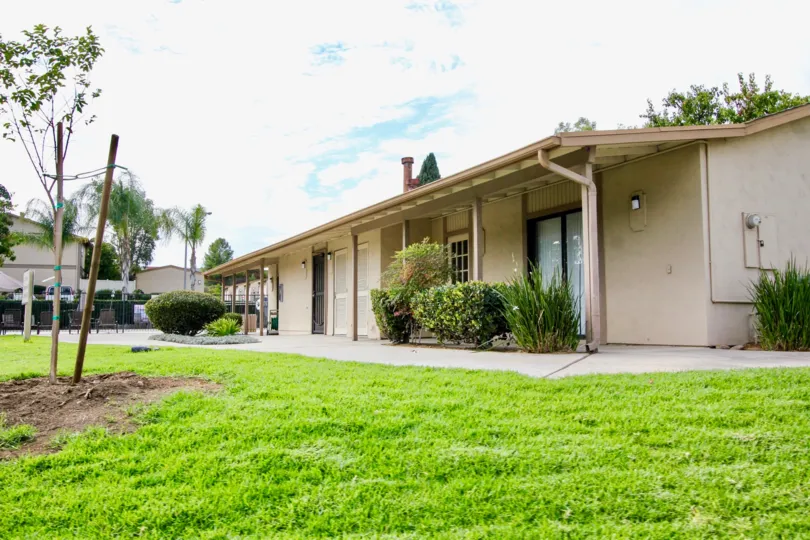 THE BUILDING IN THE LAKE GLEN PARK WITH THE GRASSLAND, TABLES