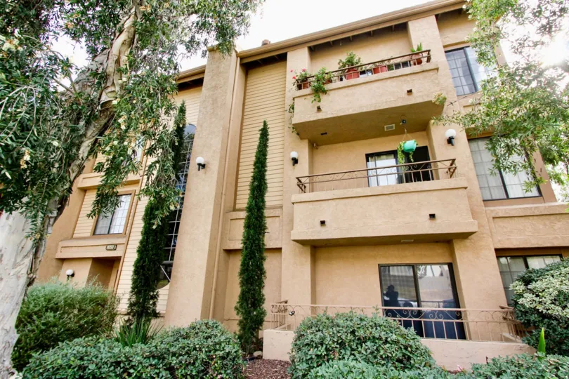 THE BUILDING IN THE LAKE PARK WAY TERRACE WITH THE BALCONIS, FLOWER POT, TREES