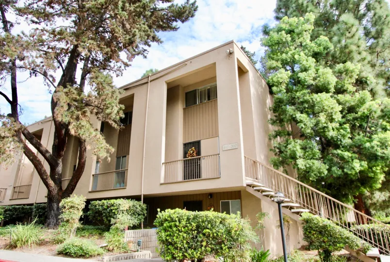THE APARTMENT IN THE LAKE PARK WITH THE UPSTAIRS, TREES, PLANTS