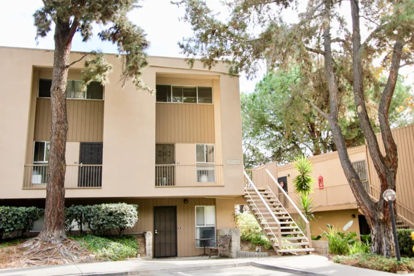 THE BUILDING IN THE LAKE PARK WITH THE PLANTS, TREES, UPSTAIRS, TABLES, BALCONI