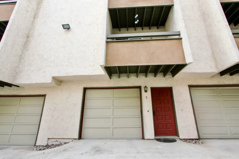 THE BUILDING IN THE MARENGO COURT WITH THE SHUTTERS, LIGHT