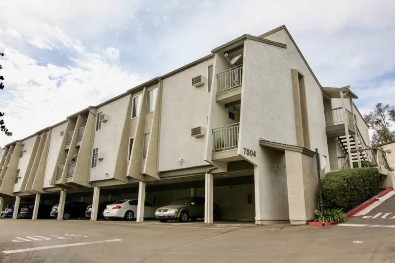 THE 7504 APARTMENT IN THE PARKWAY POINTE WITH THE CAR PARKING, DISH ANTENNA