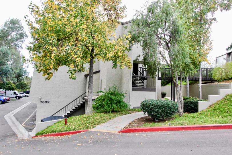 Awesome independent house with trees and lawn around in Parkway Pointe of La mesa