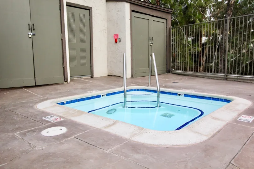 A sunny day in Parkway Pointeflat with beautiful garden and swimming pool