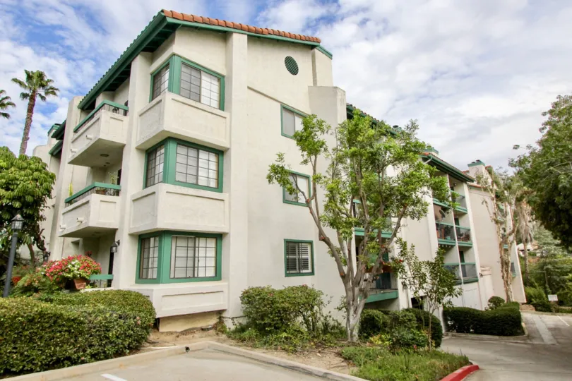 A sunny day in the Shasta Greens with residential apartment and trees.
