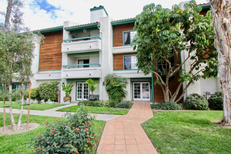 A sunny day in The Shasta Greens flat with beautiful Grden and street