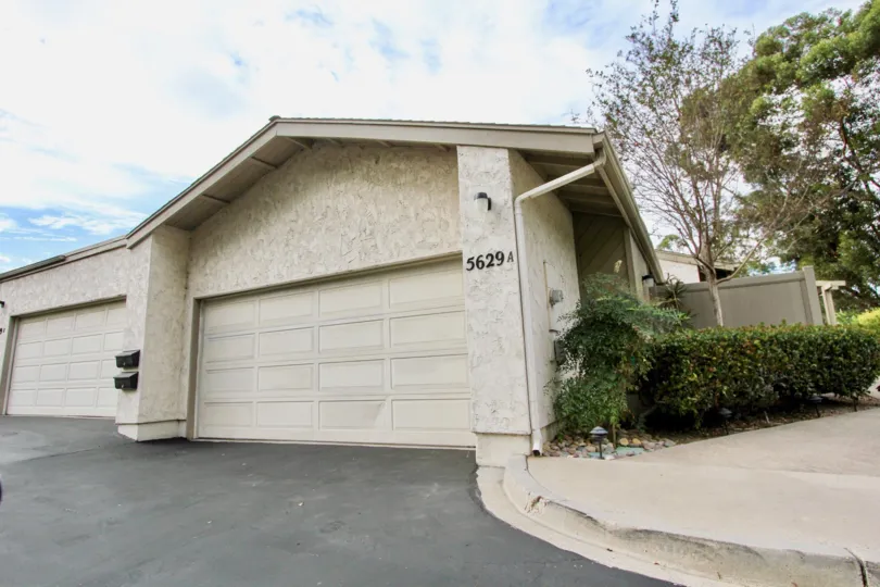 A villa with excellent parking place and trees beside in Smoke Tree of La Mesa