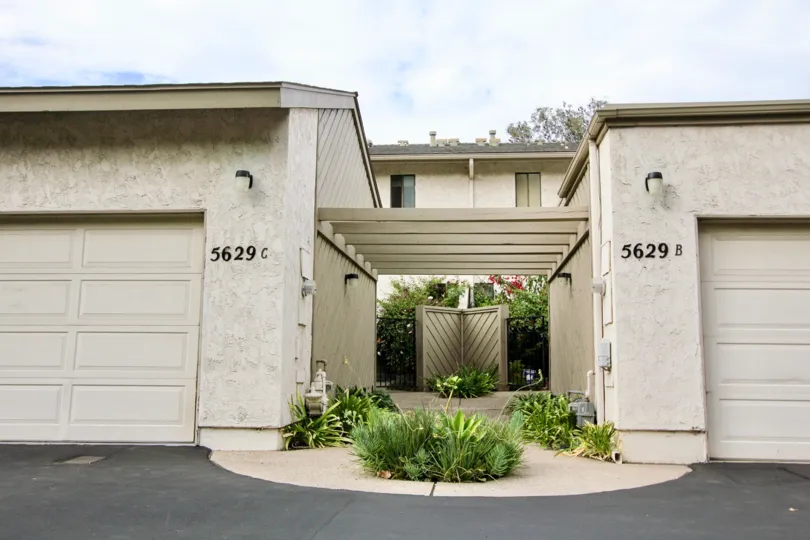 Villas with a small garden area with parking space in Smoke Tree of La Mesa