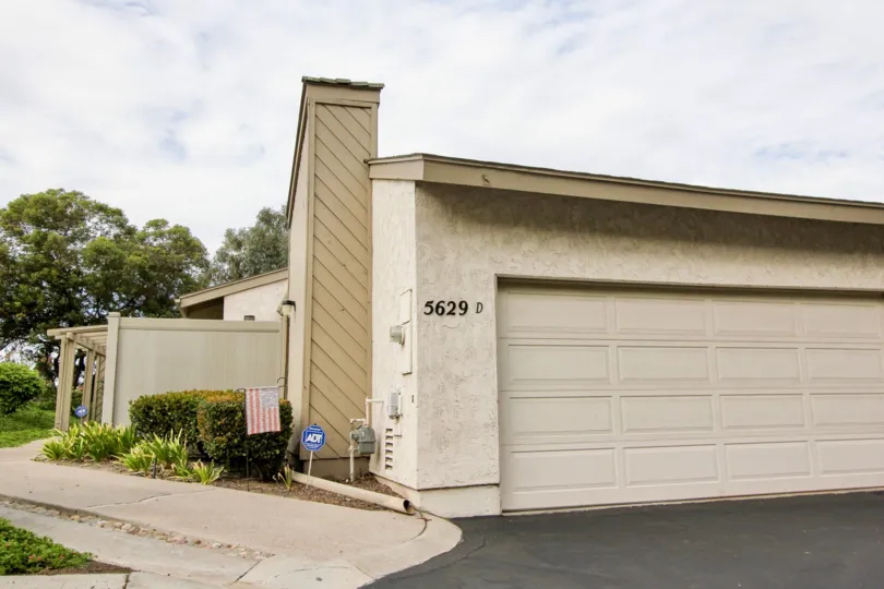 THE 5629 APARTMENT IN THE Smoke Tree WITH THE SHUTTER, PLANTS, TREES