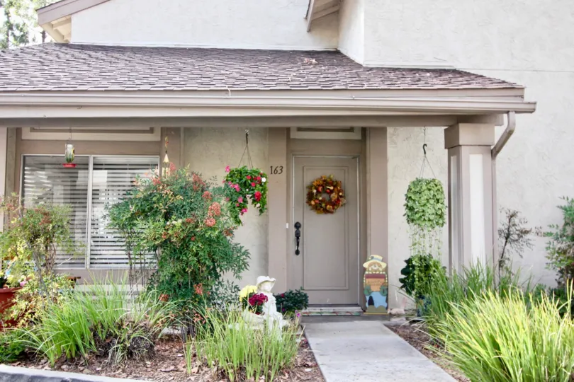 THE 163 APARTMENT IN THE STRAWBERRY HILLS WITH THE FLOWER PLANTS, GRASSES