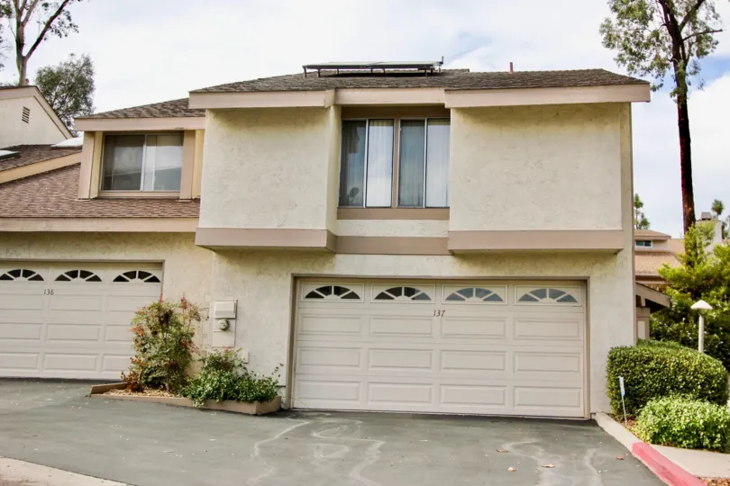 Independent house with trees around and garden with parking in Strawberry Hills of La Mesa