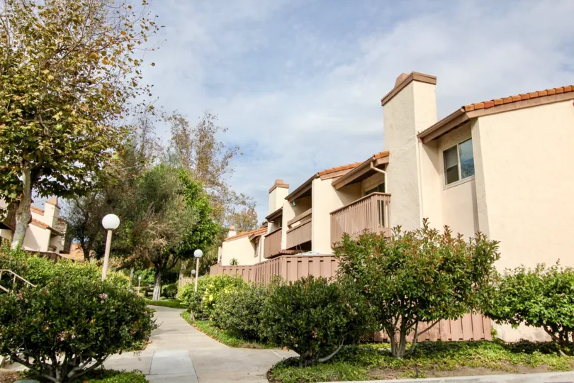 Awesome view of green trees in front of villas in The Woodlands on a sunnyday of La Mesa