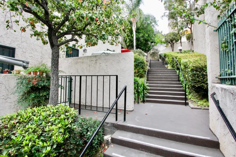 A entrance with exterior stairway in the Villa De Fanta community.