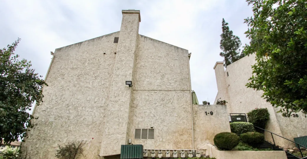 THE 1-9 VILLAS IN THE VILLA DE FANTA WITH THE UPSTAIRS, PLANTS, TREES