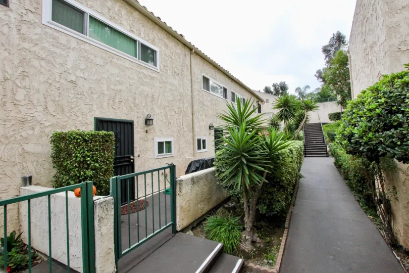 A sunny day in the Villa De Fanta with residential building and plants.