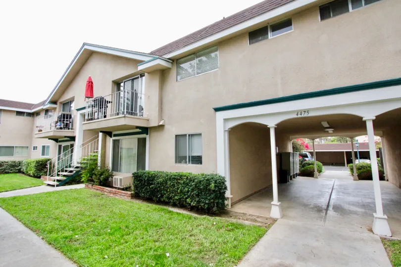 THE 4475 APARTMENT IN THE WESTWOOD VILLAGE WITH THE PLANTS, UPSTAIRS, BALCONI