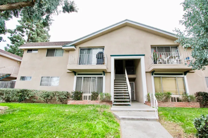 THE HOUSE IN THE WESTWOOD VILLAGE WITH THE UPSTAIRS, GRASSLAND, TABLES, BALCONIS