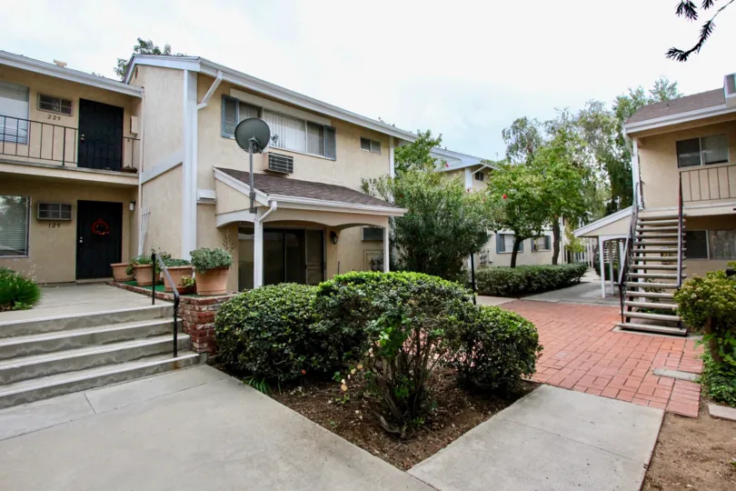 Williamsburg Square La Mesa California houses with apartments and large garden