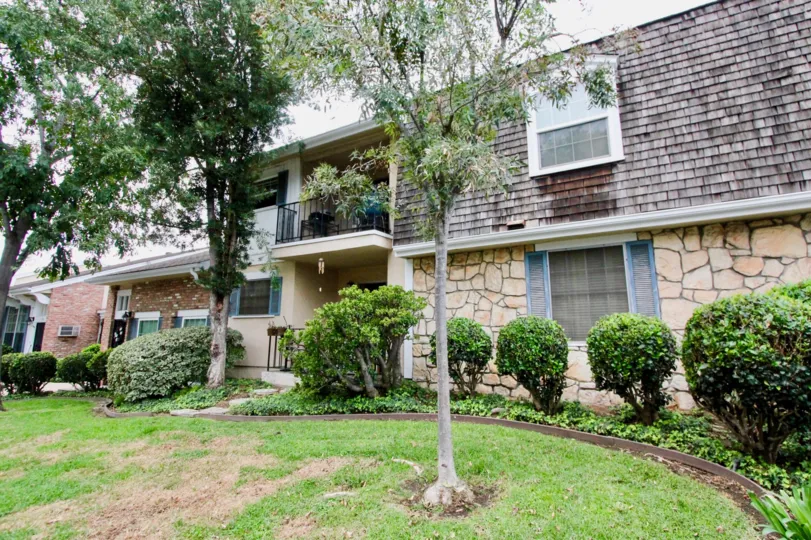 Williamsburg Square La Mesa California houses with apartments and large garden